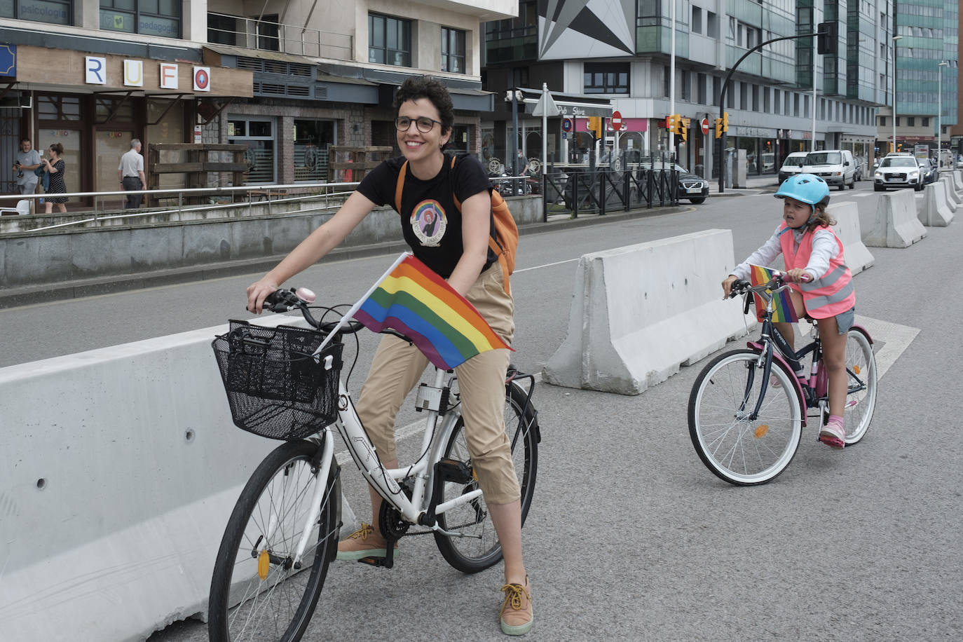 Xega organizó este sábado una movilización en bicicleta para celebrar el 'Día del orgullo 2020'. Además, tuvo lugar el recorrido urbano de la 'drag queen' Londra Show.