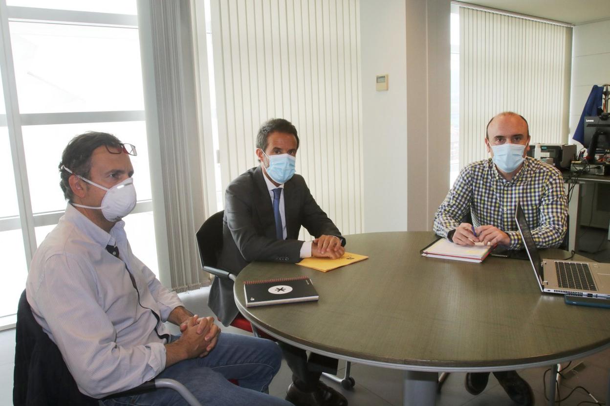 De izquierda a derecha, el asesor de Urbanismo, Ignacio Morales; el edil Nacho Cuesta y director general de Patrimonio, Pablo León. 