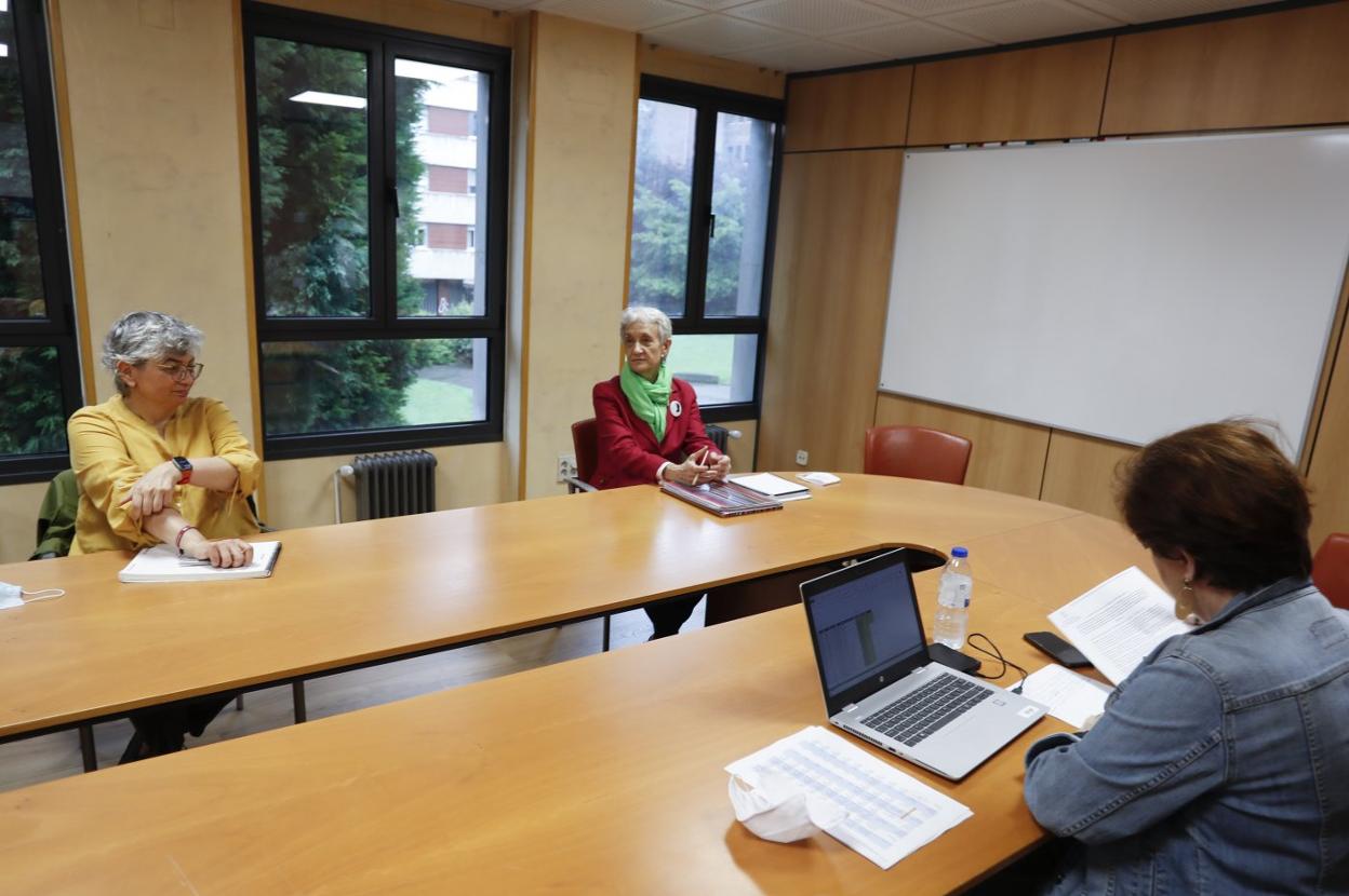 La alcaldesa Ana González y la consejera de Educación, Carmen Suárez, durante la reunión que ambas mantuvieron ayer en Oviedo y en la que participó también la directora general de Planificación e Infraestructuras Educativas, Ana Isabel López Isla (de espaldas). 