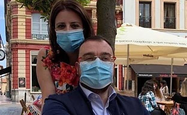 Adriana Lastra, ayer, con Adrián Barbón, en una terraza ovetense. 
