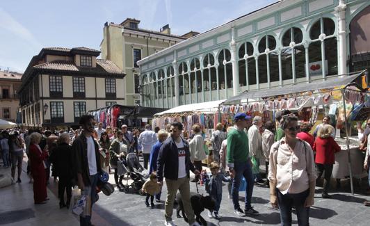 Paseantes en el Fontán. 