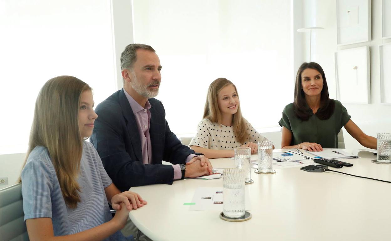 Don Felipe y doña Letizia, con sus hijas, durante la videoconferencia que mantuvieron con la Fundación Princesa de Girona y sus premiados. 