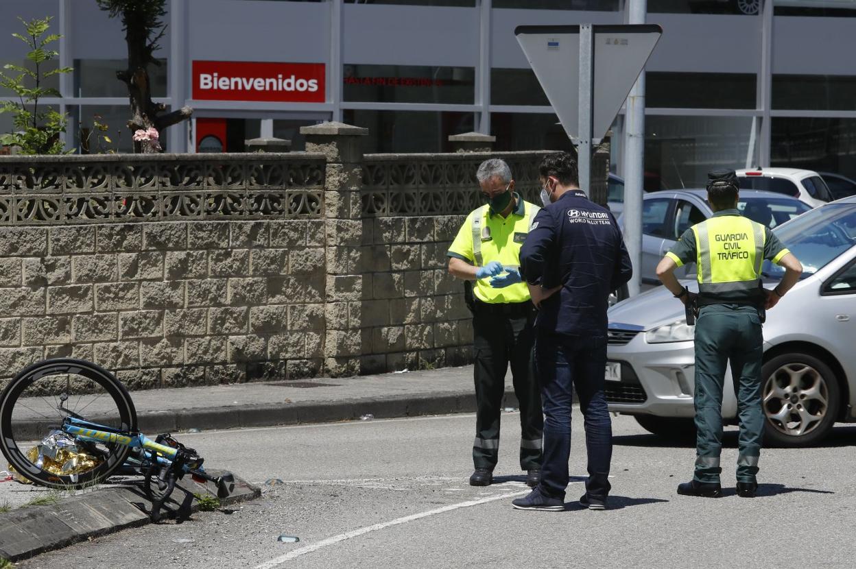 A la izquierda, la bicicleta completamente destrozada. 