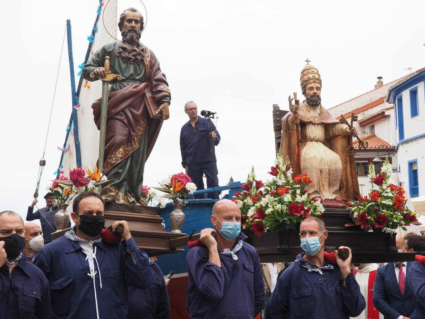 Las mascarillas marcaron la tradicional jornada que se, pese al coronavirus, se celebró en Cudillero con ciertas modificaciones sobre el programa habitual. 