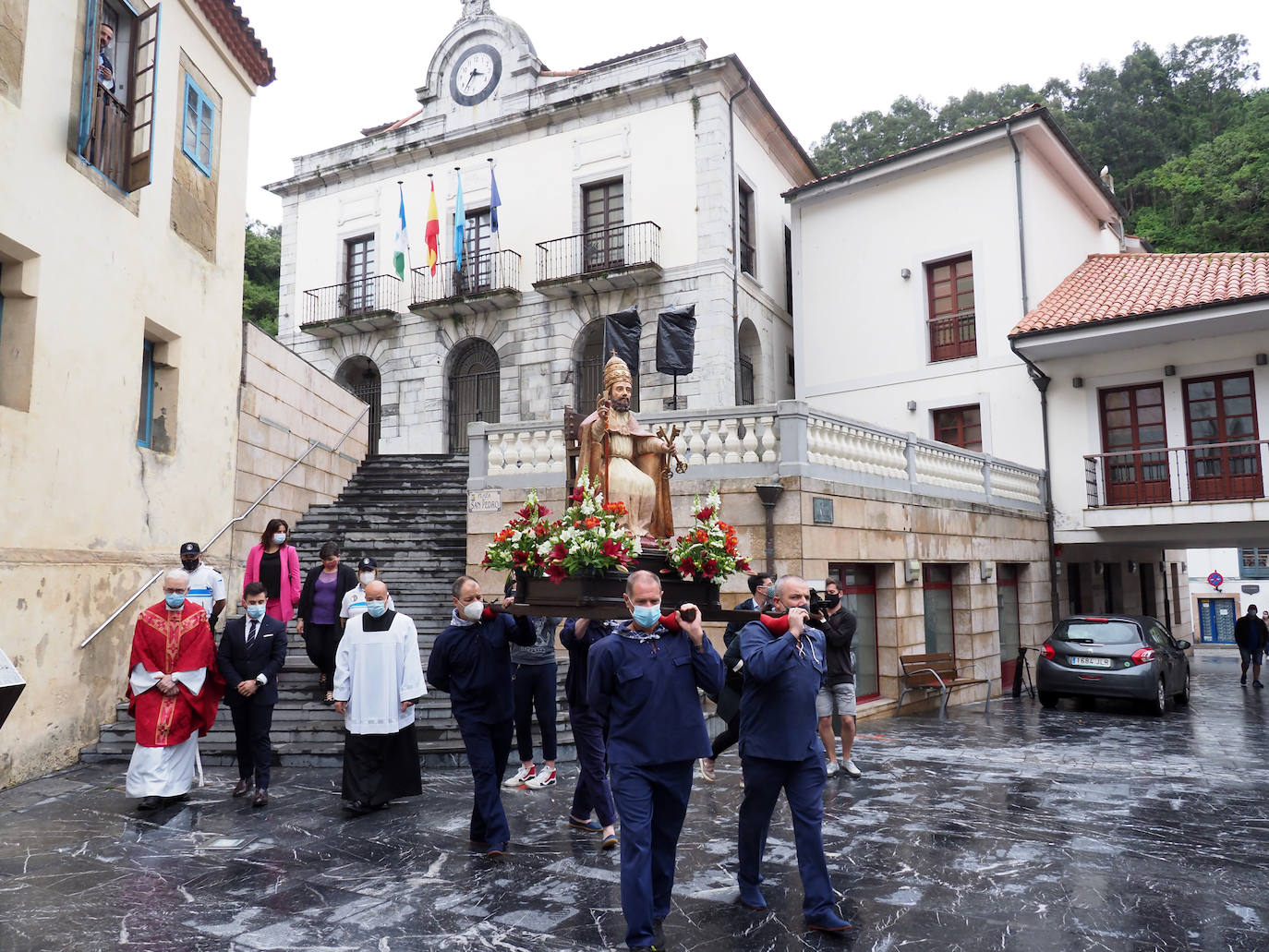 Las mascarillas marcaron la tradicional jornada que se, pese al coronavirus, se celebró en Cudillero con ciertas modificaciones sobre el programa habitual. 