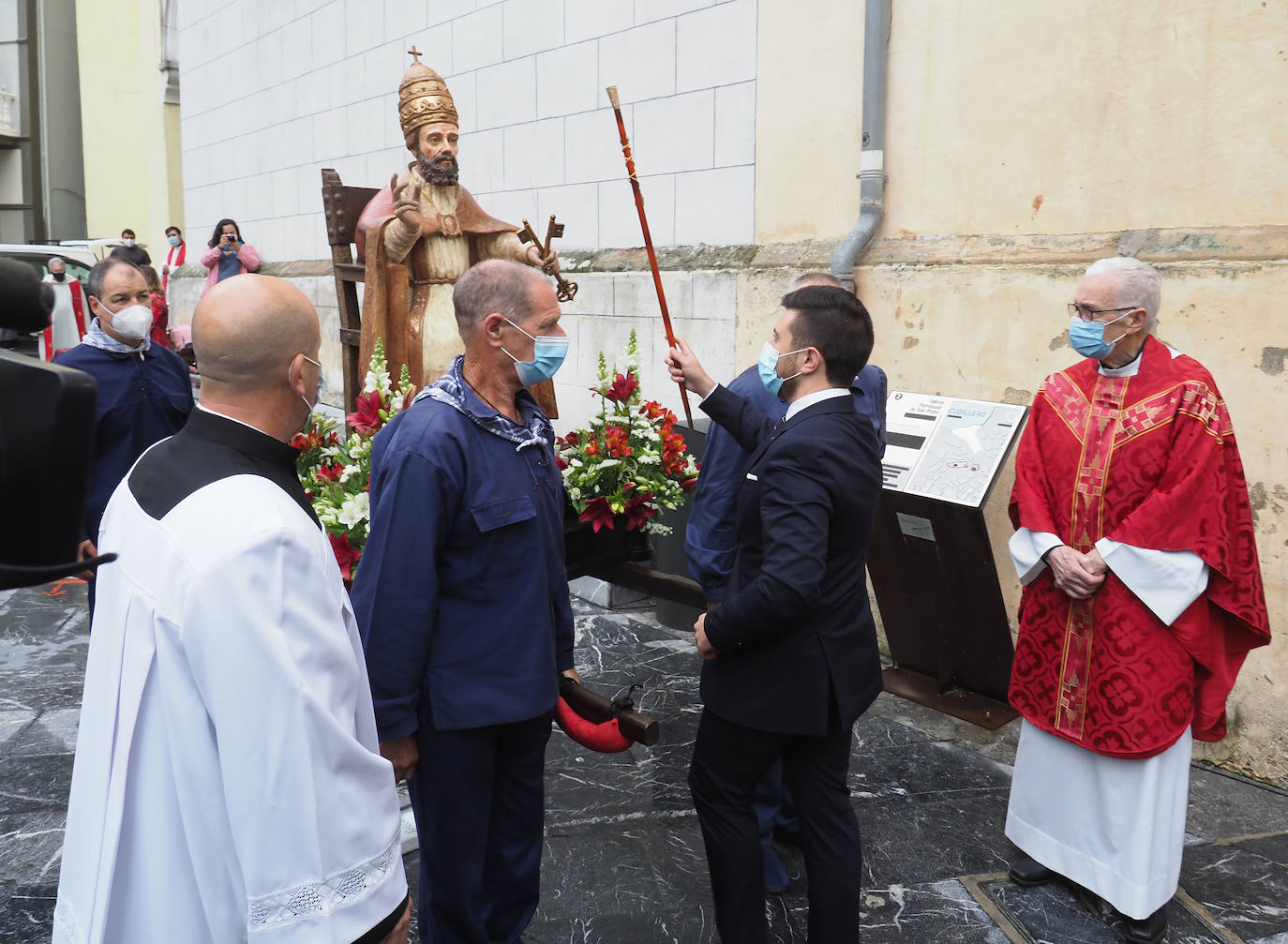 Las mascarillas marcaron la tradicional jornada que se, pese al coronavirus, se celebró en Cudillero con ciertas modificaciones sobre el programa habitual. 