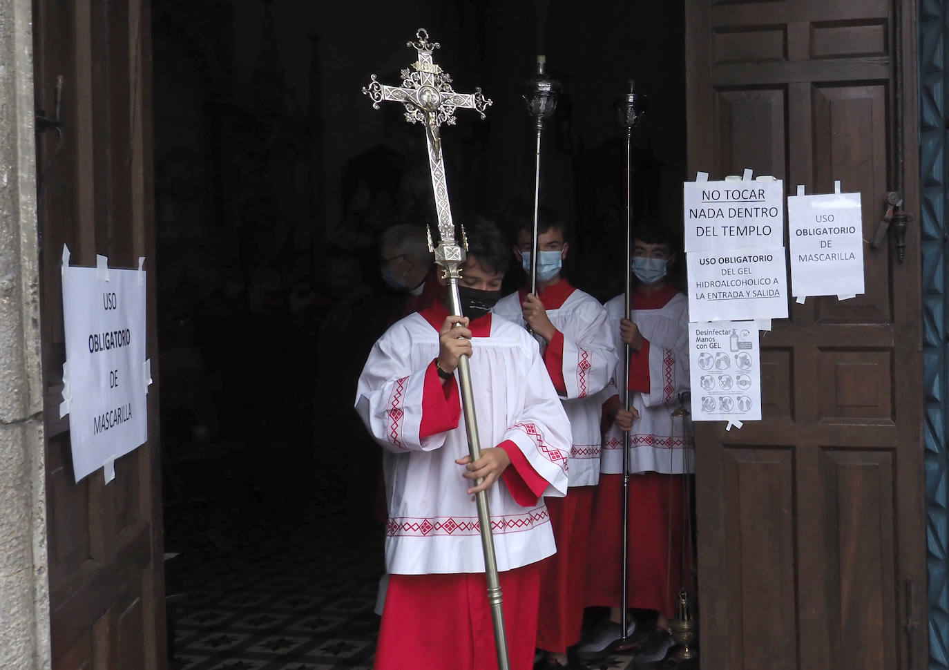 Las mascarillas marcaron la tradicional jornada que se, pese al coronavirus, se celebró en Cudillero con ciertas modificaciones sobre el programa habitual. 