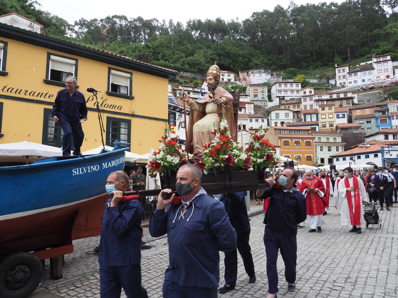Las mascarillas marcaron la tradicional jornada que se, pese al coronavirus, se celebró en Cudillero con ciertas modificaciones sobre el programa habitual. 
