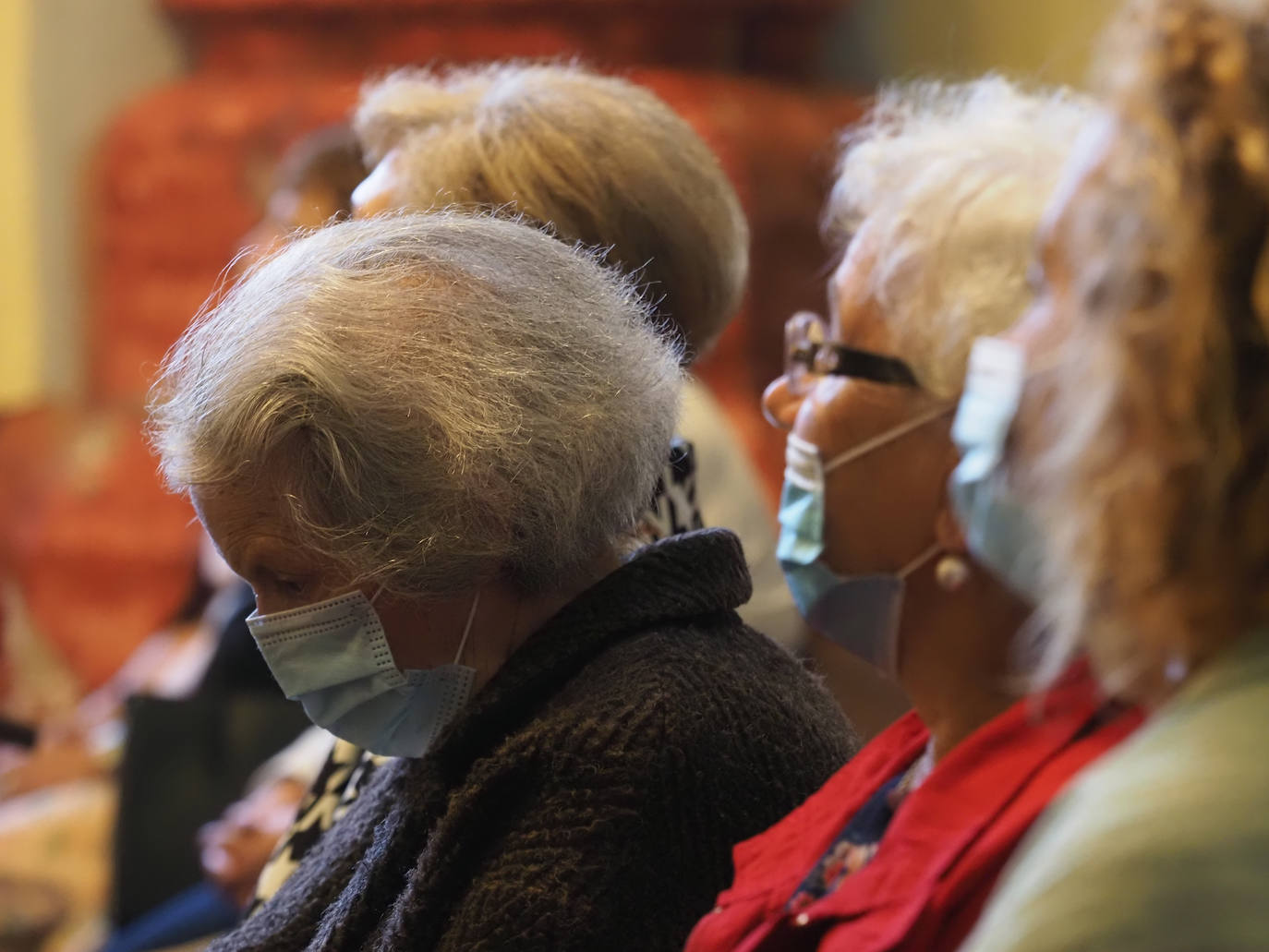 Las mascarillas marcaron la tradicional jornada que se, pese al coronavirus, se celebró en Cudillero con ciertas modificaciones sobre el programa habitual. 