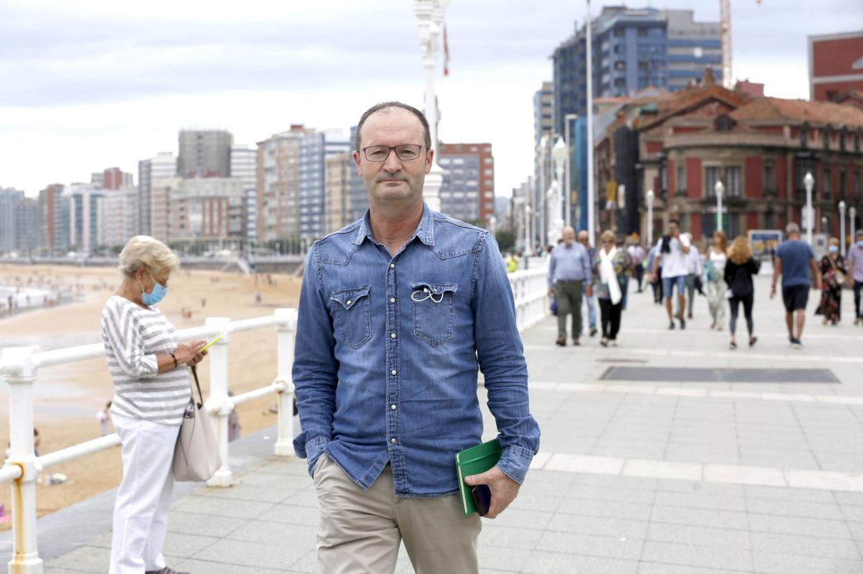 Javier Cueli pasea por la zona de La Escalerona. 
