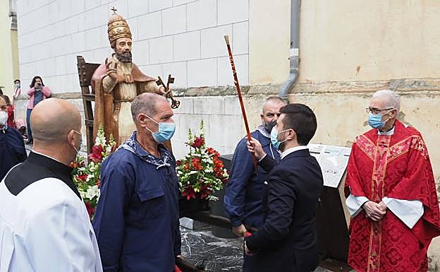 El alcalde de Cudillero, frente a la imagen del santo.