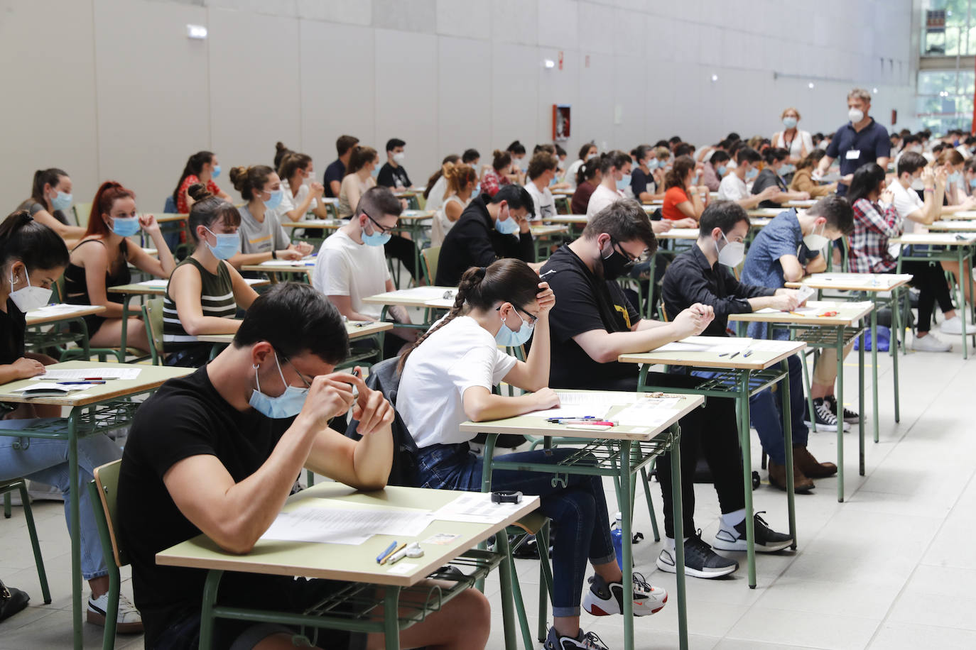 4.975 estudiantes asturianos inician este martes las pruebas que les darán acceso a los estudios universitarios. Lo hacen en unas circunstancias muy especiales, marcadas por la pandemia del coronavirus, tanto tanto por las medidas de higiene impuestas durante los exámenes como por un curso, el de 2019-2020, en el que las clases se suspendieron en el último trimestre. 