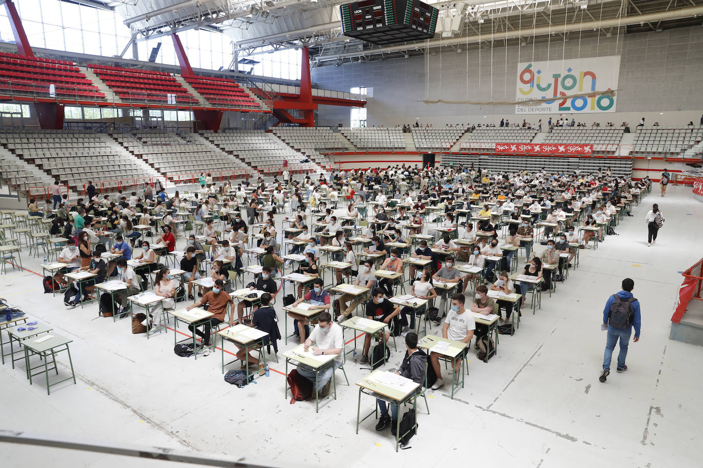 4.975 estudiantes asturianos inician este martes las pruebas que les darán acceso a los estudios universitarios. Lo hacen en unas circunstancias muy especiales, marcadas por la pandemia del coronavirus, tanto tanto por las medidas de higiene impuestas durante los exámenes como por un curso, el de 2019-2020, en el que las clases se suspendieron en el último trimestre. 