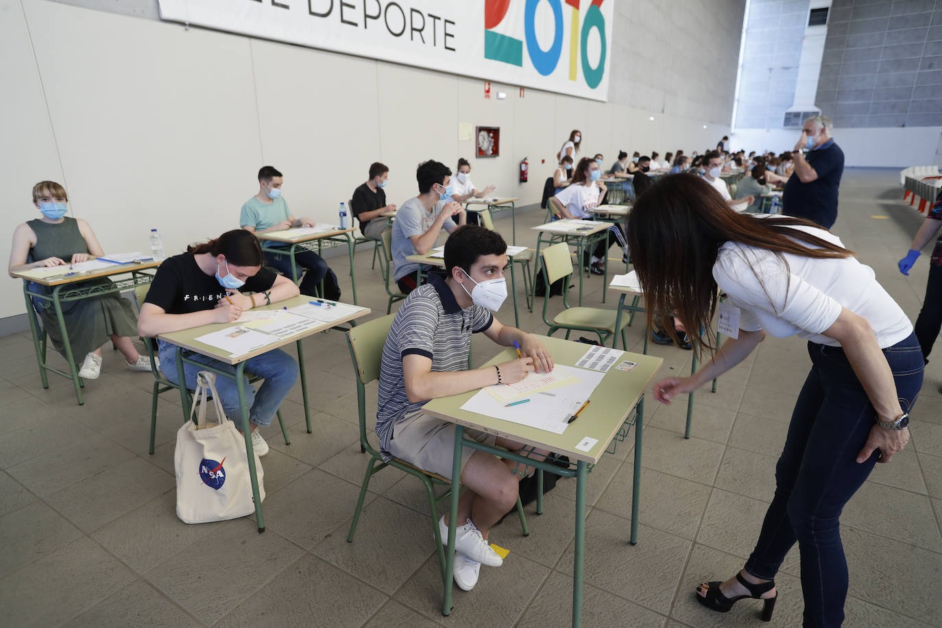 4.975 estudiantes asturianos inician este martes las pruebas que les darán acceso a los estudios universitarios. Lo hacen en unas circunstancias muy especiales, marcadas por la pandemia del coronavirus, tanto tanto por las medidas de higiene impuestas durante los exámenes como por un curso, el de 2019-2020, en el que las clases se suspendieron en el último trimestre. 