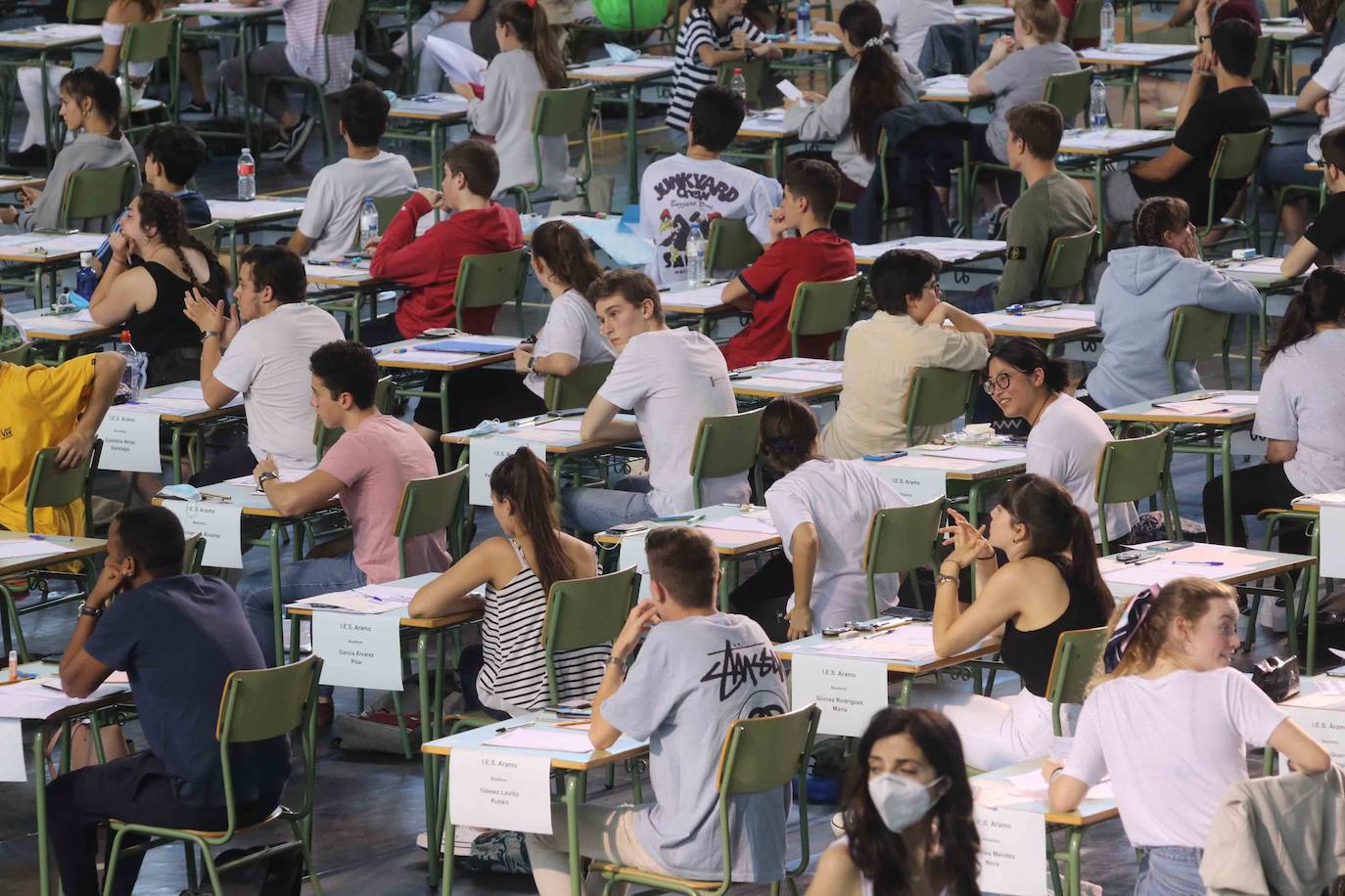 4.975 estudiantes asturianos inician este martes las pruebas que les darán acceso a los estudios universitarios. Lo hacen en unas circunstancias muy especiales, marcadas por la pandemia del coronavirus, tanto tanto por las medidas de higiene impuestas durante los exámenes como por un curso, el de 2019-2020, en el que las clases se suspendieron en el último trimestre. 