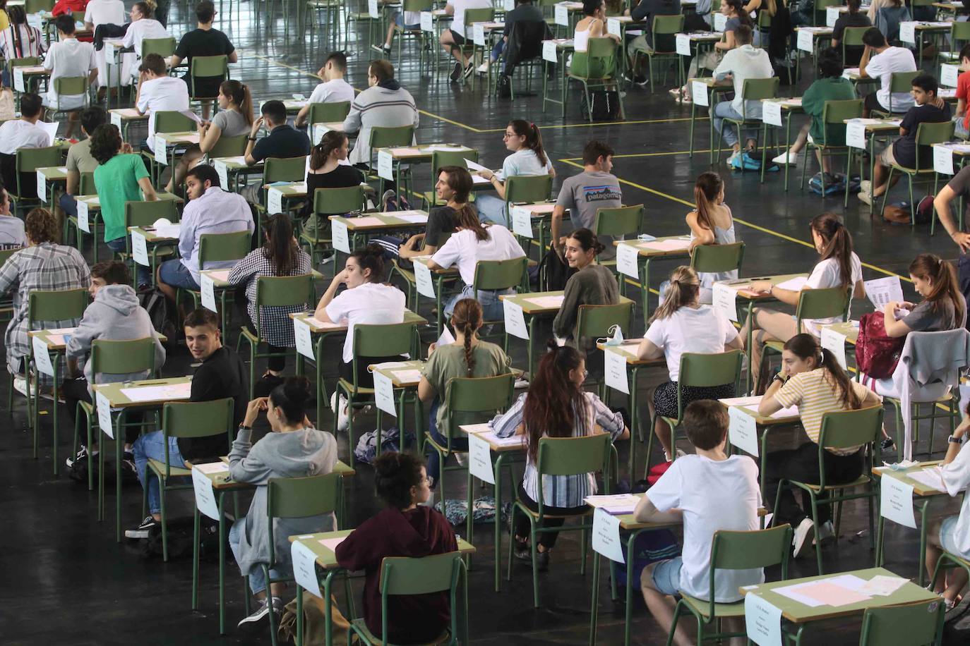 4.975 estudiantes asturianos inician este martes las pruebas que les darán acceso a los estudios universitarios. Lo hacen en unas circunstancias muy especiales, marcadas por la pandemia del coronavirus, tanto tanto por las medidas de higiene impuestas durante los exámenes como por un curso, el de 2019-2020, en el que las clases se suspendieron en el último trimestre. 