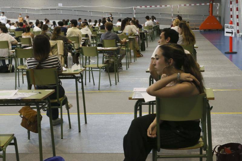 4.975 estudiantes asturianos inician este martes las pruebas que les darán acceso a los estudios universitarios. Lo hacen en unas circunstancias muy especiales, marcadas por la pandemia del coronavirus, tanto tanto por las medidas de higiene impuestas durante los exámenes como por un curso, el de 2019-2020, en el que las clases se suspendieron en el último trimestre. 