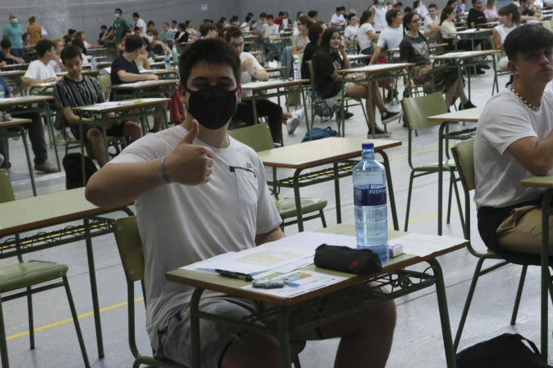 4.975 estudiantes asturianos inician este martes las pruebas que les darán acceso a los estudios universitarios. Lo hacen en unas circunstancias muy especiales, marcadas por la pandemia del coronavirus, tanto tanto por las medidas de higiene impuestas durante los exámenes como por un curso, el de 2019-2020, en el que las clases se suspendieron en el último trimestre. 