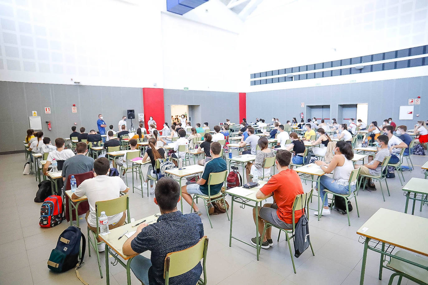 4.975 estudiantes asturianos inician este martes las pruebas que les darán acceso a los estudios universitarios. Lo hacen en unas circunstancias muy especiales, marcadas por la pandemia del coronavirus, tanto tanto por las medidas de higiene impuestas durante los exámenes como por un curso, el de 2019-2020, en el que las clases se suspendieron en el último trimestre. 