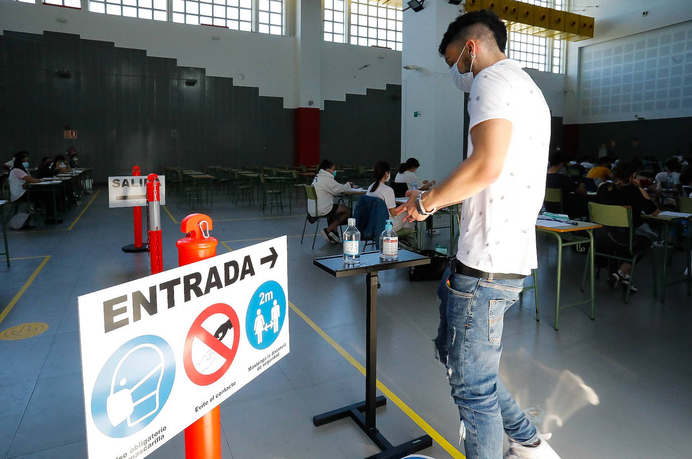 4.975 estudiantes asturianos inician este martes las pruebas que les darán acceso a los estudios universitarios. Lo hacen en unas circunstancias muy especiales, marcadas por la pandemia del coronavirus, tanto tanto por las medidas de higiene impuestas durante los exámenes como por un curso, el de 2019-2020, en el que las clases se suspendieron en el último trimestre. 