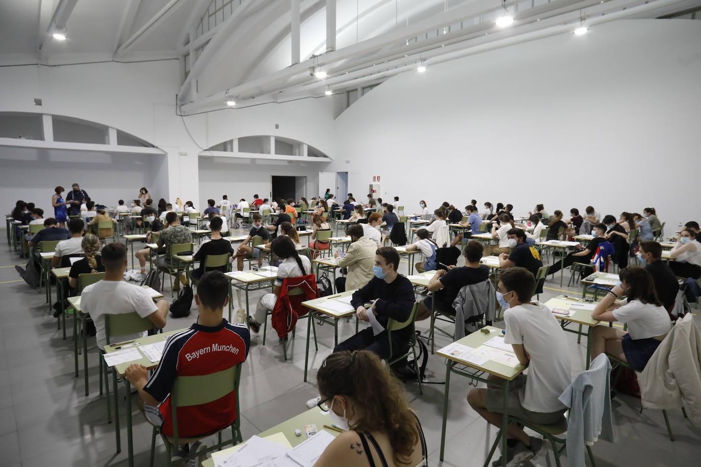 4.975 estudiantes asturianos inician este martes las pruebas que les darán acceso a los estudios universitarios. Lo hacen en unas circunstancias muy especiales, marcadas por la pandemia del coronavirus, tanto tanto por las medidas de higiene impuestas durante los exámenes como por un curso, el de 2019-2020, en el que las clases se suspendieron en el último trimestre. 