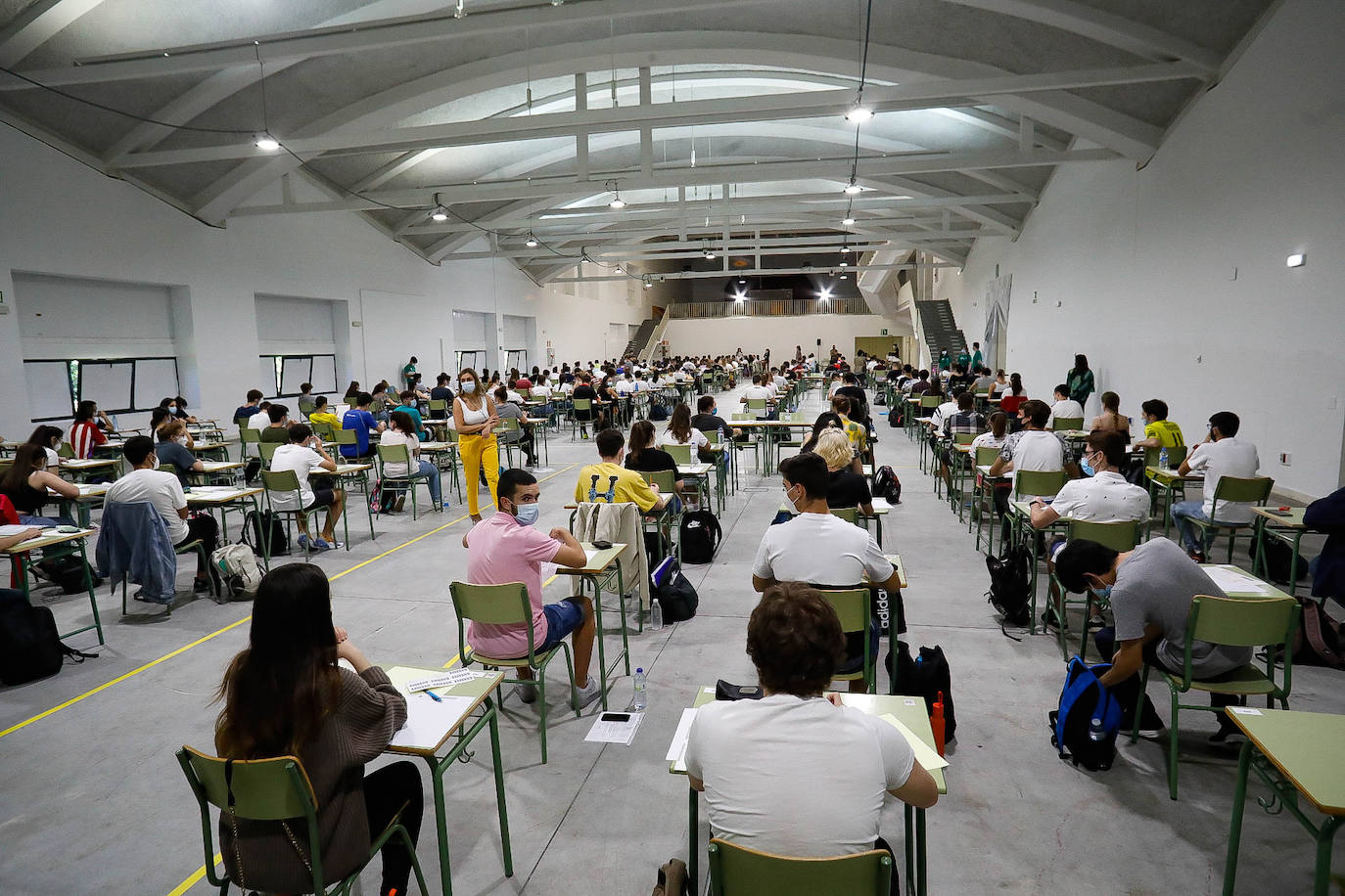 4.975 estudiantes asturianos inician este martes las pruebas que les darán acceso a los estudios universitarios. Lo hacen en unas circunstancias muy especiales, marcadas por la pandemia del coronavirus, tanto tanto por las medidas de higiene impuestas durante los exámenes como por un curso, el de 2019-2020, en el que las clases se suspendieron en el último trimestre. 