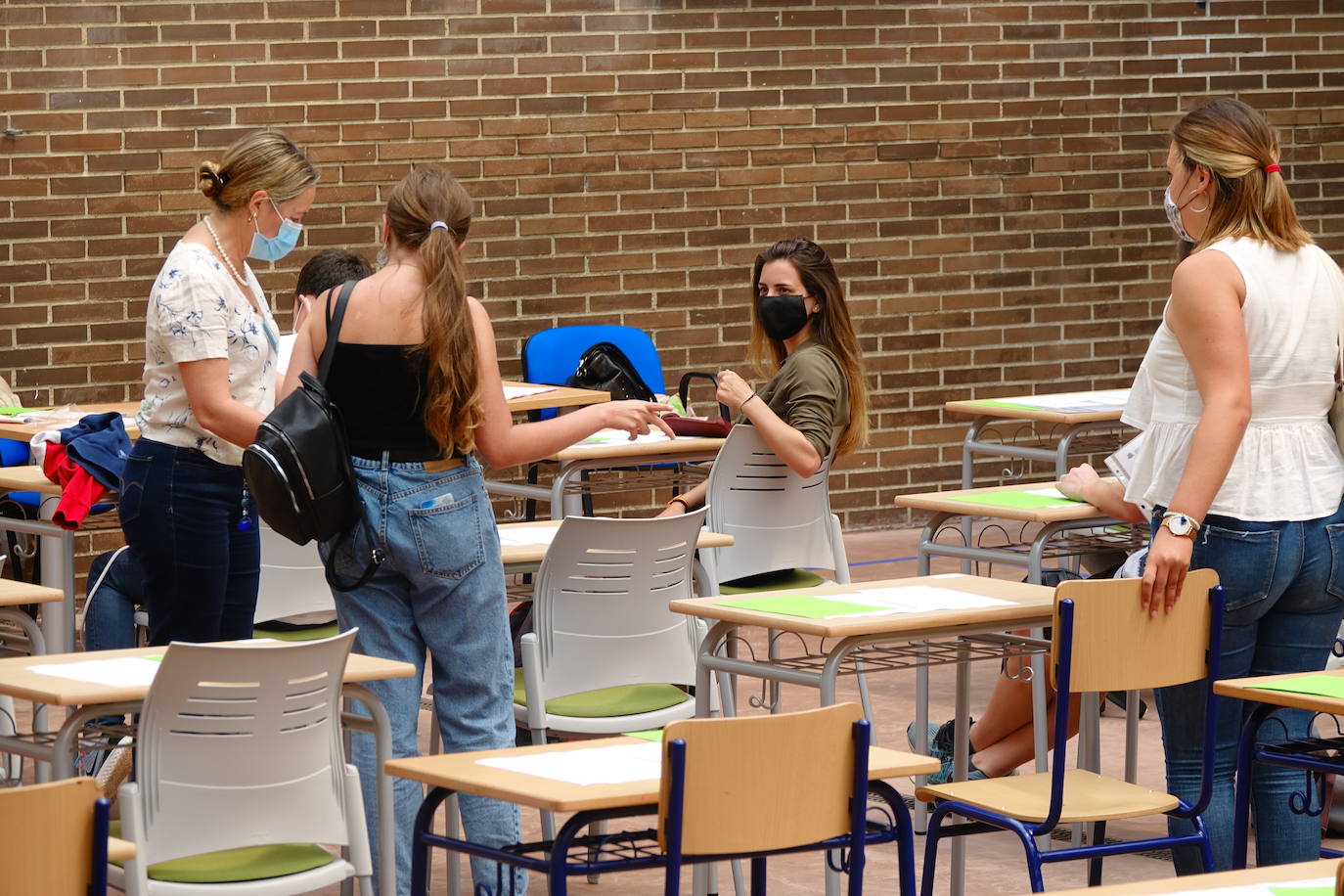 4.975 estudiantes asturianos inician este martes las pruebas que les darán acceso a los estudios universitarios. Lo hacen en unas circunstancias muy especiales, marcadas por la pandemia del coronavirus, tanto tanto por las medidas de higiene impuestas durante los exámenes como por un curso, el de 2019-2020, en el que las clases se suspendieron en el último trimestre. 