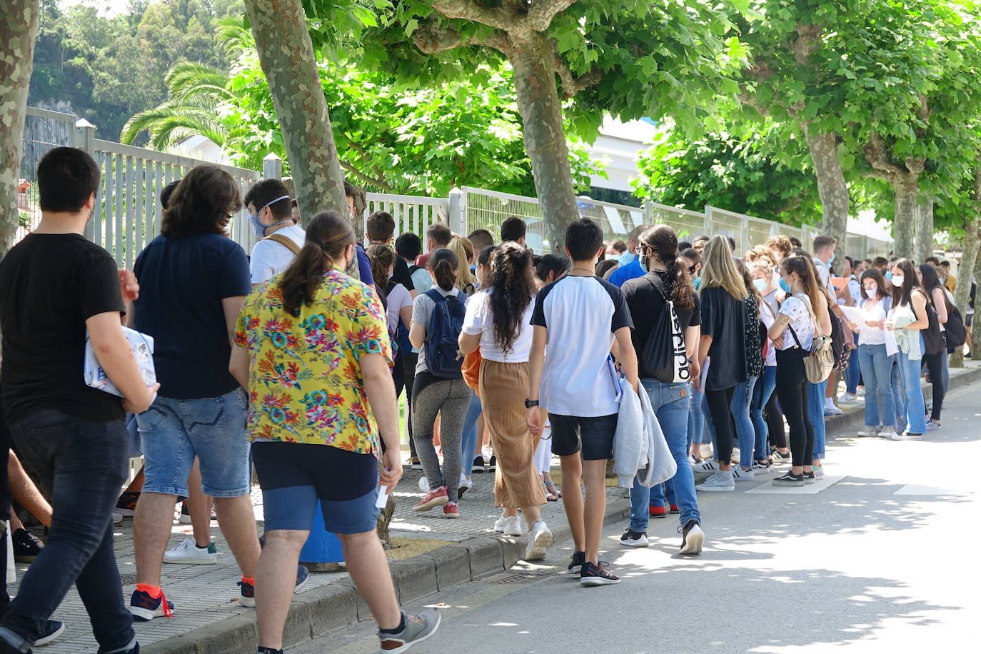 4.975 estudiantes asturianos inician este martes las pruebas que les darán acceso a los estudios universitarios. Lo hacen en unas circunstancias muy especiales, marcadas por la pandemia del coronavirus, tanto tanto por las medidas de higiene impuestas durante los exámenes como por un curso, el de 2019-2020, en el que las clases se suspendieron en el último trimestre. 