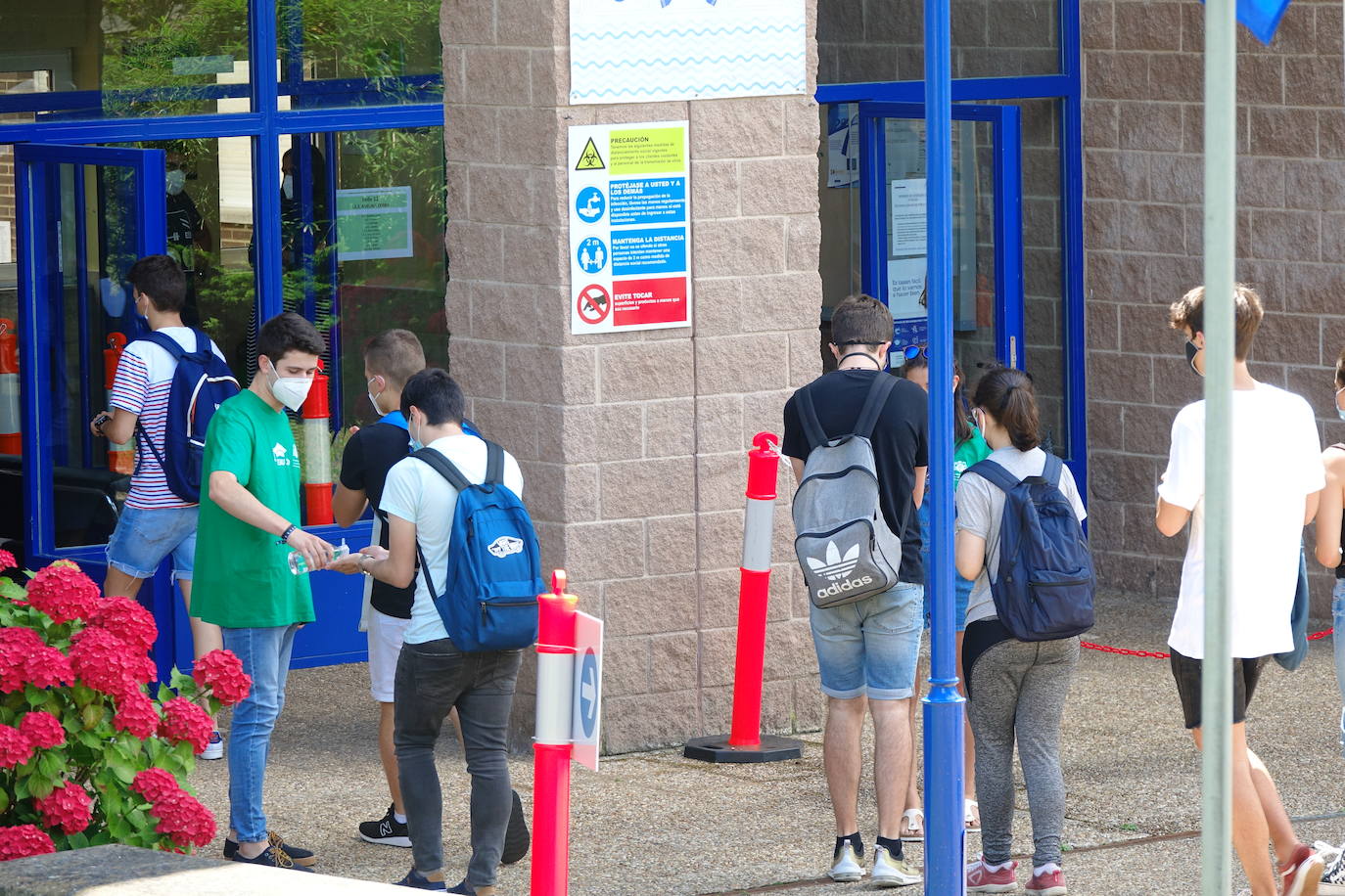 4.975 estudiantes asturianos inician este martes las pruebas que les darán acceso a los estudios universitarios. Lo hacen en unas circunstancias muy especiales, marcadas por la pandemia del coronavirus, tanto tanto por las medidas de higiene impuestas durante los exámenes como por un curso, el de 2019-2020, en el que las clases se suspendieron en el último trimestre. 