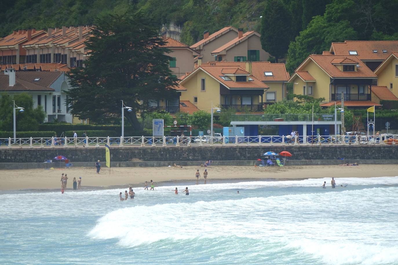 Asturianos y visitantes despiden junio con unas elevadas temperaturas que les ha llevado hasta playas y zonas de paseo con sombra.