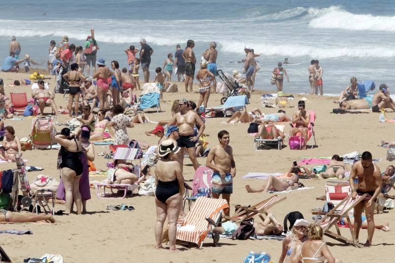 Asturianos y visitantes despiden junio con unas elevadas temperaturas que les ha llevado hasta playas y zonas de paseo con sombra.