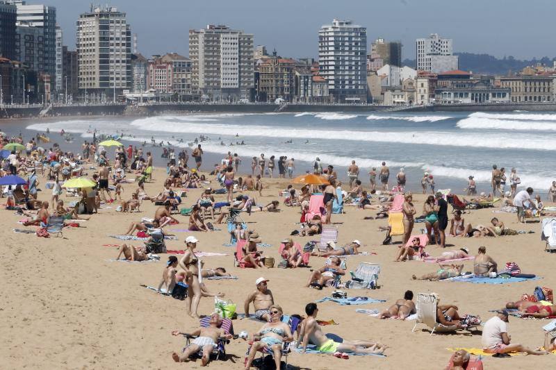 Asturianos y visitantes despiden junio con unas elevadas temperaturas que les ha llevado hasta playas y zonas de paseo con sombra.