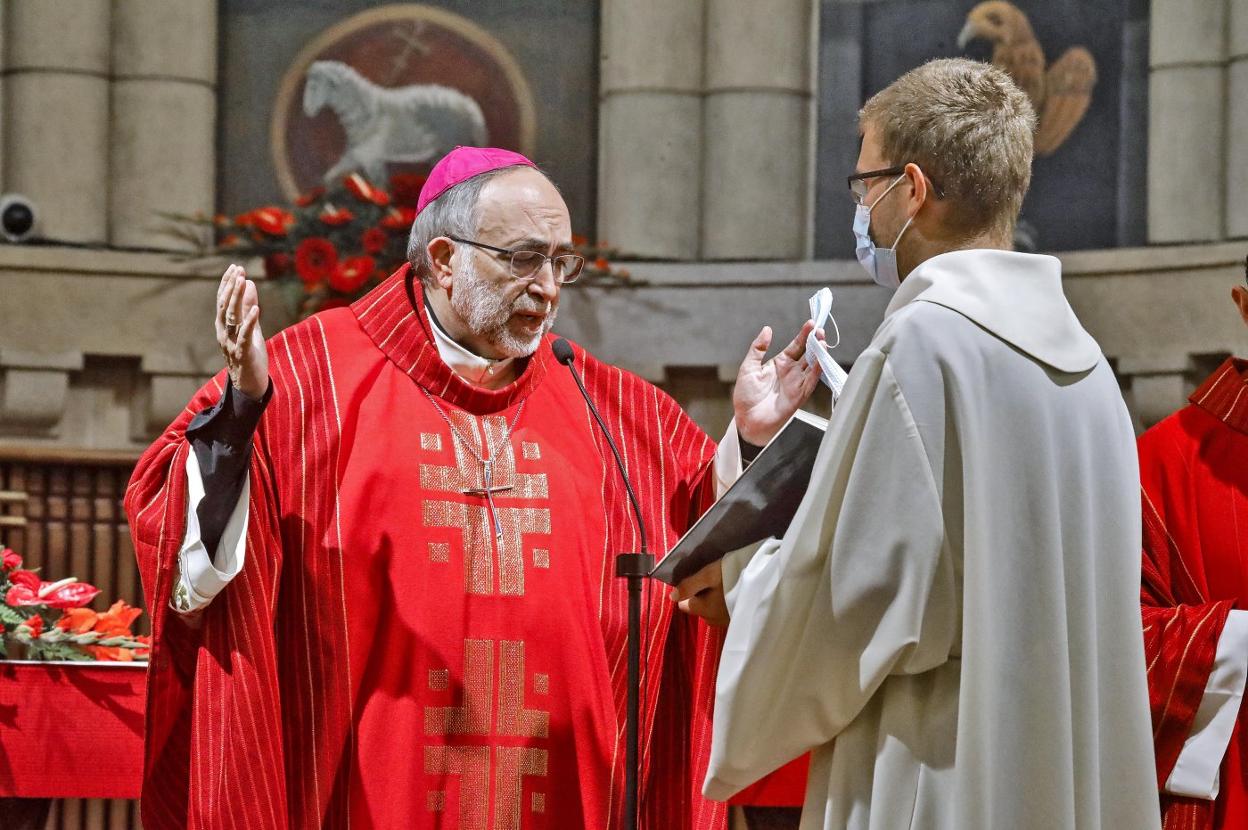 El arzobispo de Oviedo, Jesús Sanz Montes, ofició en San Pedro la misa en honor al patrón de Gijón. 