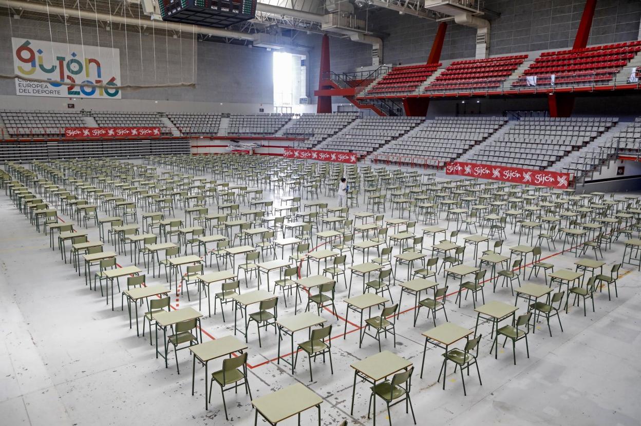 La pista del Palacio de Deportes de Gijón, acondicionada para recibir a los alumnos de la EBAU. 