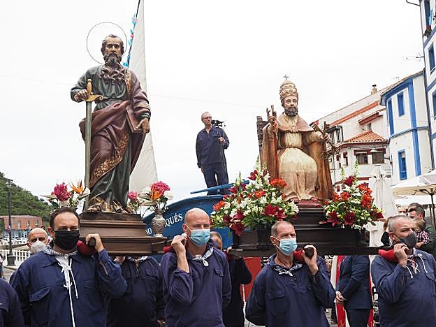 Un momento de la procesión, en la que no faltaron las mascarillas. 