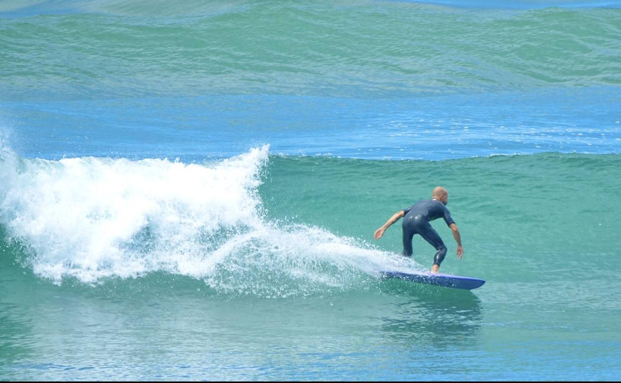 Un surfista, en Ribadesella. 