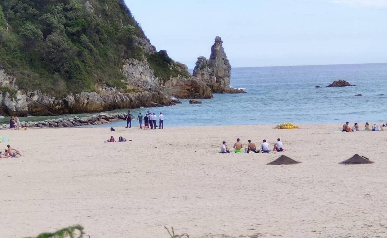 Al fondo, efectivos de emergencia en el lugar del suceso.