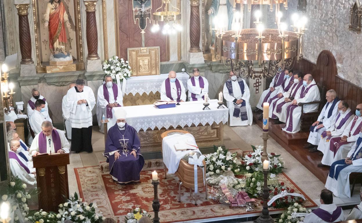 El Arzobispo, Jesús Sanz Montes, ofició la misa funeral acompañado de una treintena de sacerdotes. 