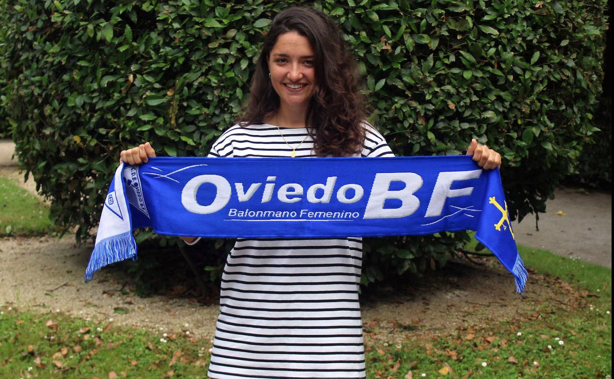 Marta Fernández es el primer fichaje del Oviedo Balonmano Femenino. 