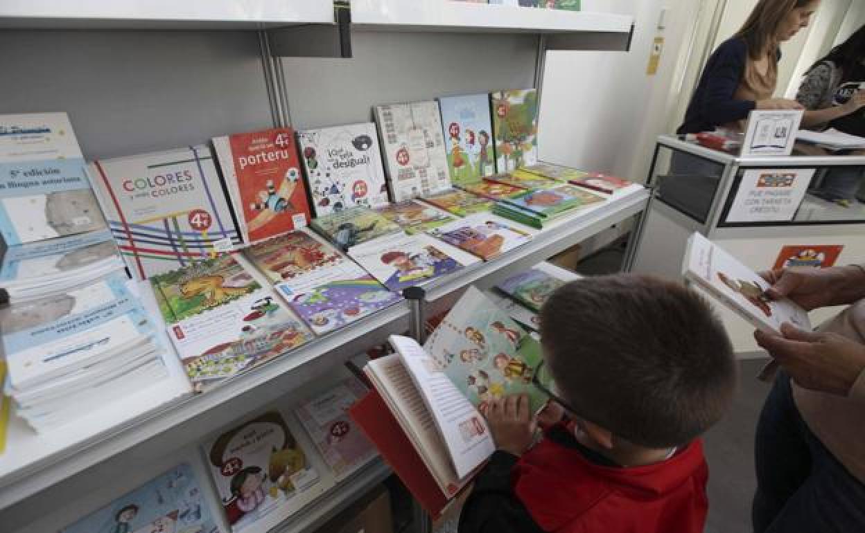 La feria del llibru n'asturianu d'Avilés, una de les cites clásiques.