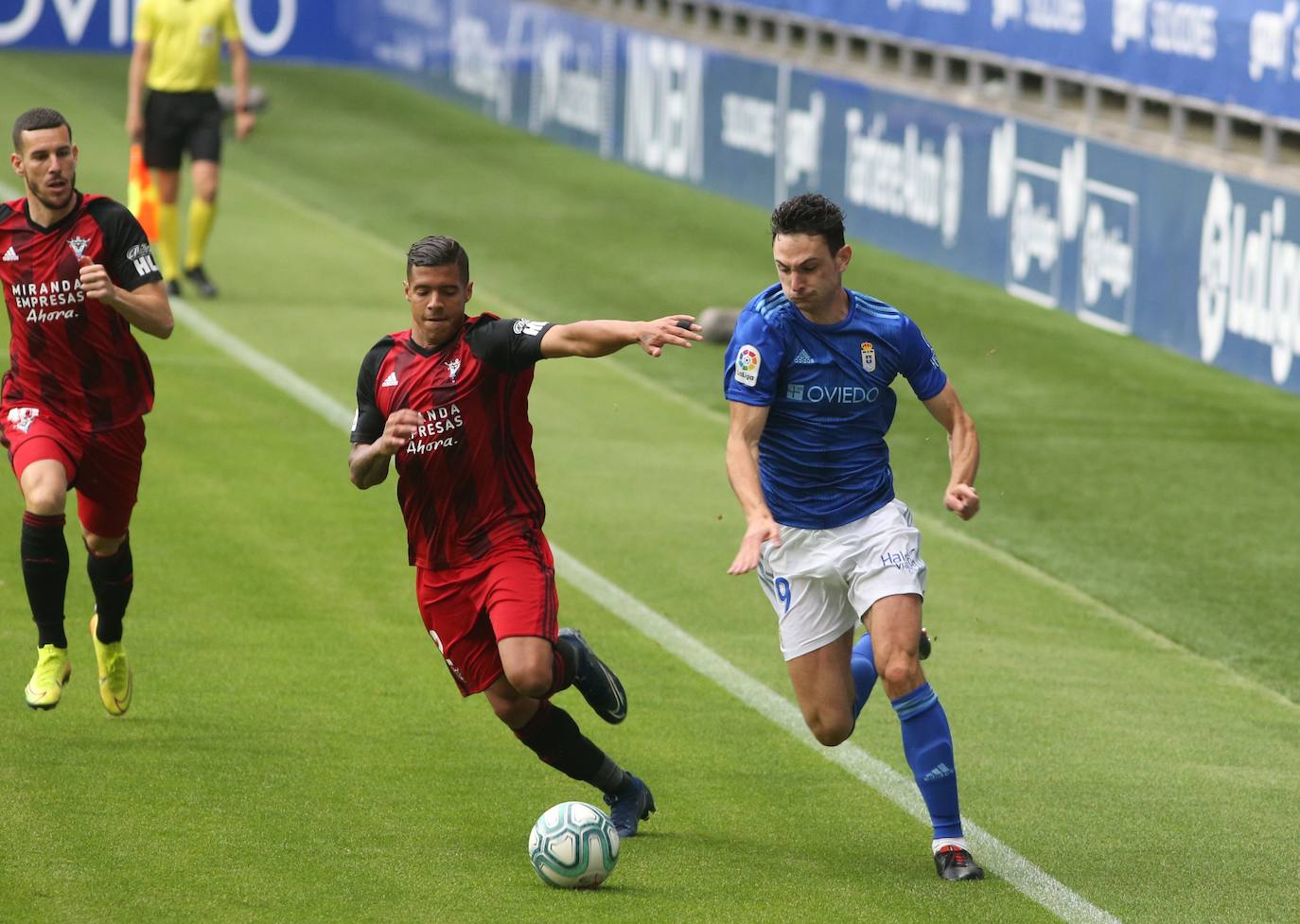 El Real Oviedo y el Mirandés se han disputado los tres puntos en el estadio Carlos Tartiere. 