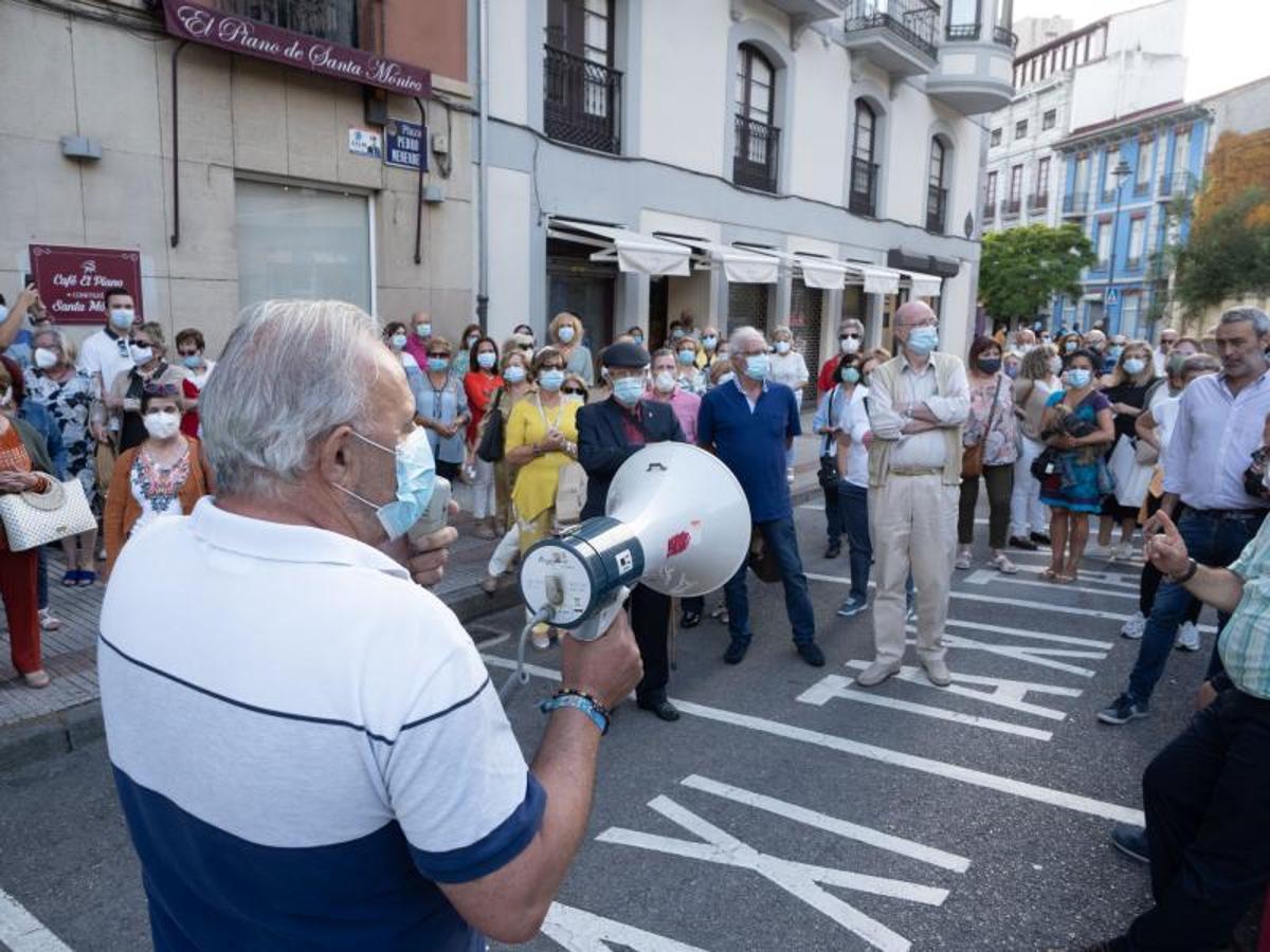 Fotos: Pañolada para salvar la fuente de Pedro Menéndez