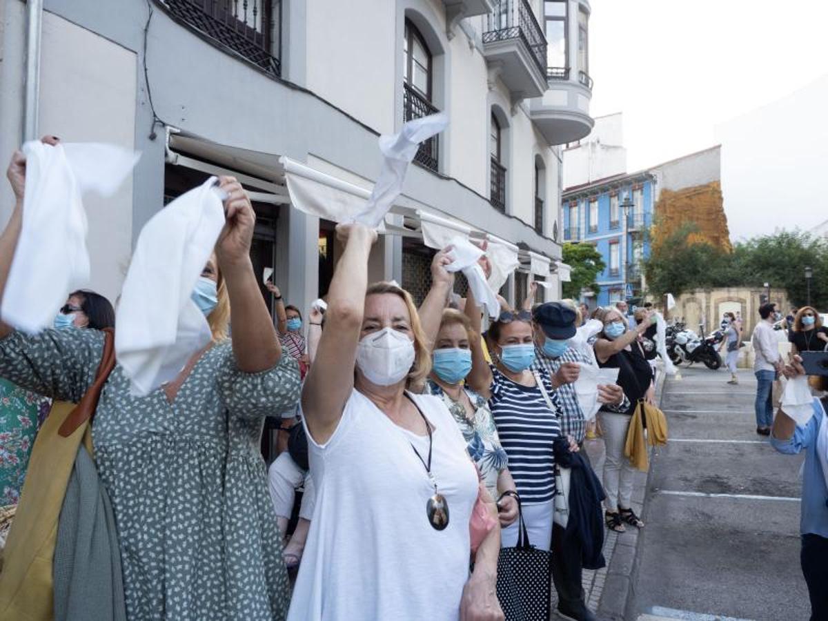 Fotos: Pañolada para salvar la fuente de Pedro Menéndez