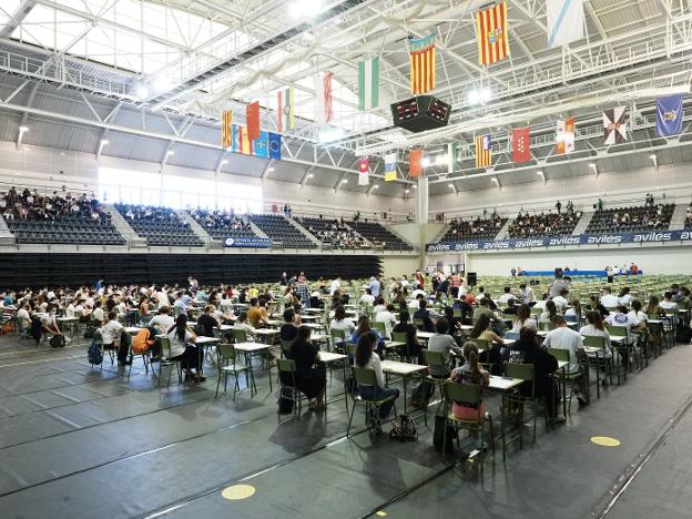 Los alumnos, listos para empezar el examen, en el complejo deportivo Avilés. 