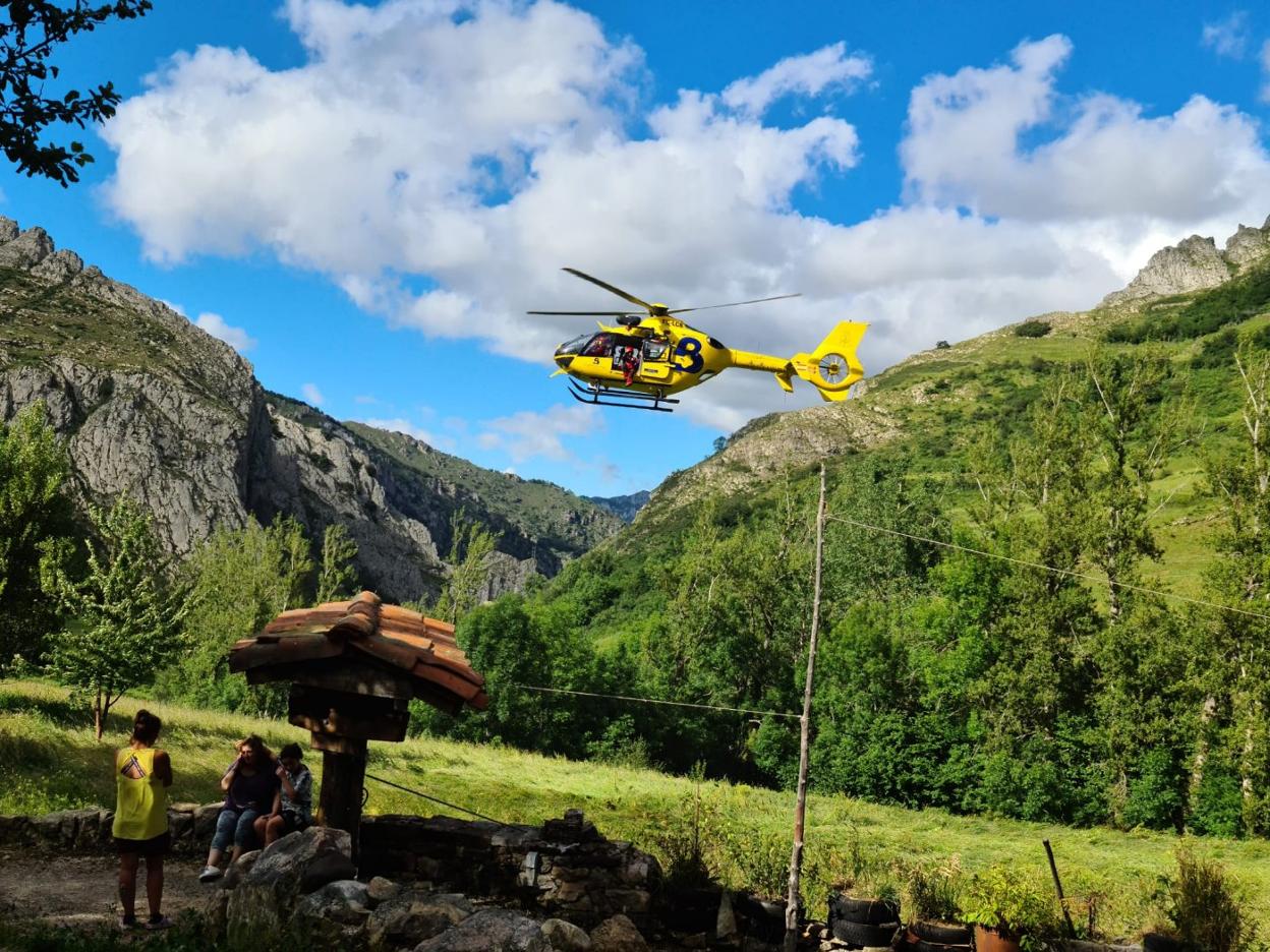Hasta la zona del accidente se desplazó el helicóptero del 112. 