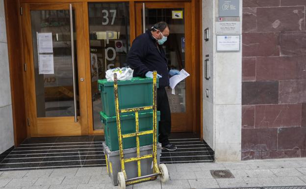 Un repartidor lleva la compra a un domicilio,