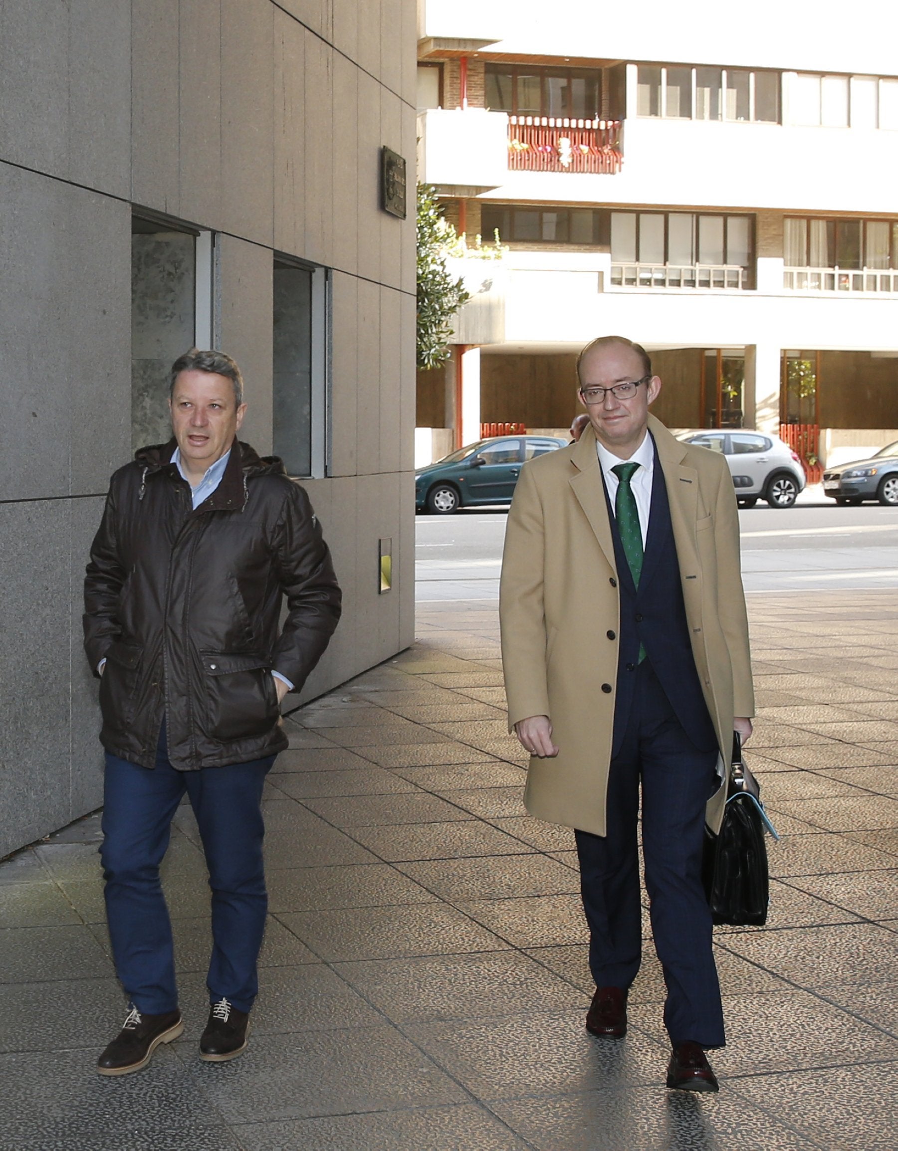 El condenado por el 'caso Niemeyer', José María Vigil, junto a su abogado, Antonio Pineda. 