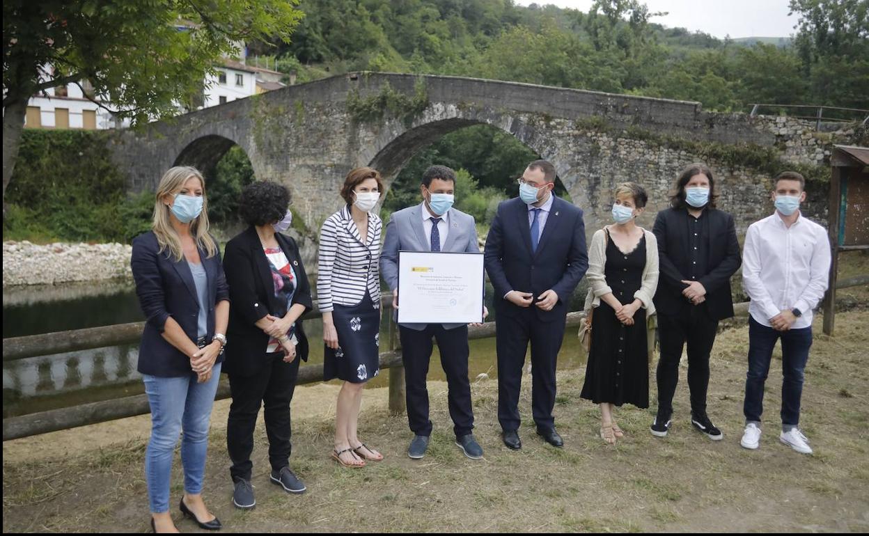 Acto de entrega del diploma al Descenso Folklórico del Nalón como Fiesta de Interés Turístico Nacional. 