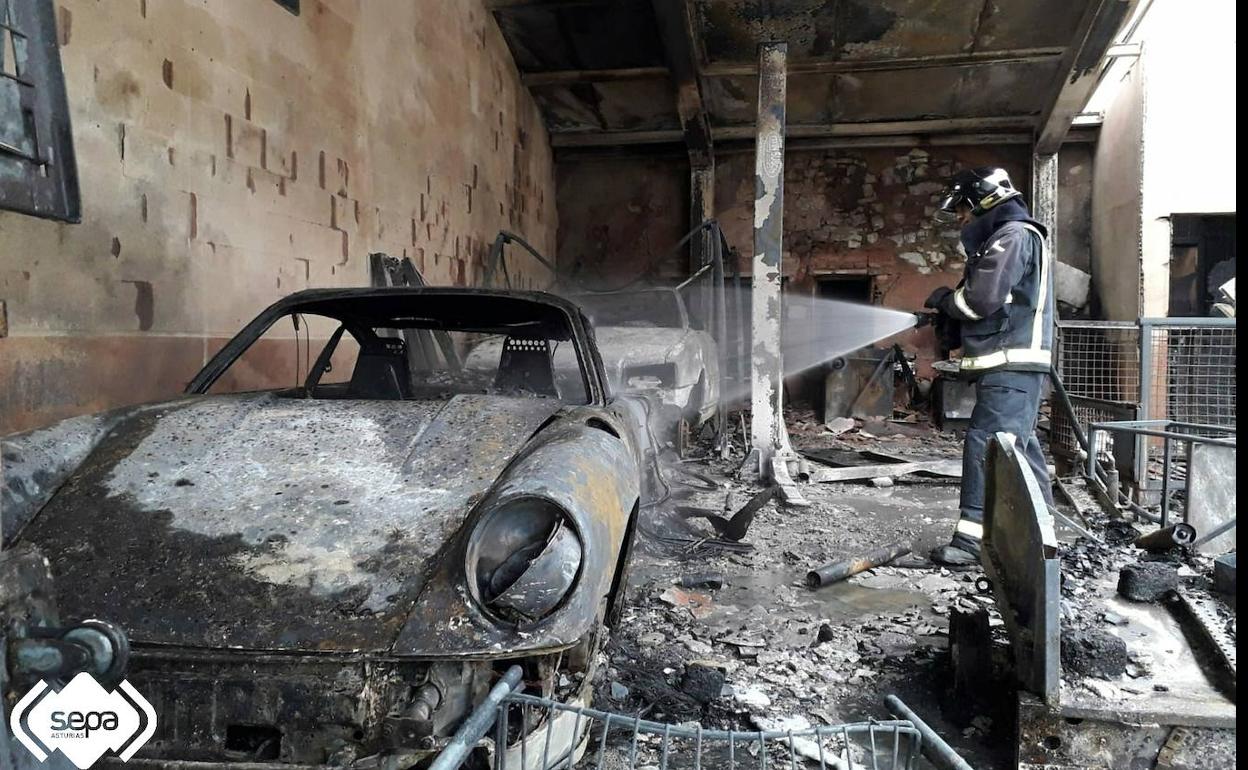 Un incendio calcina un garaje y tres coches de colección en Ribera de Arriba