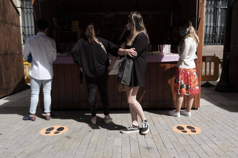 Gijón acoge su certamen literario más popular condicionado, como todas las actividades lúdicas y culturales, por la pandemia del coronavirus. Los controles, las mascarillas, la distancia de seguridad y un programa reducido son algunas de las novedades que se encuentran este año los incondicionales de esta cita cultural. 